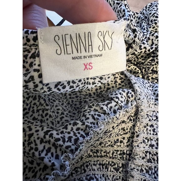 Sienna Sky blouse womens XS white black fitted gathered waist short sleeve NWT - Picture 6 of 9